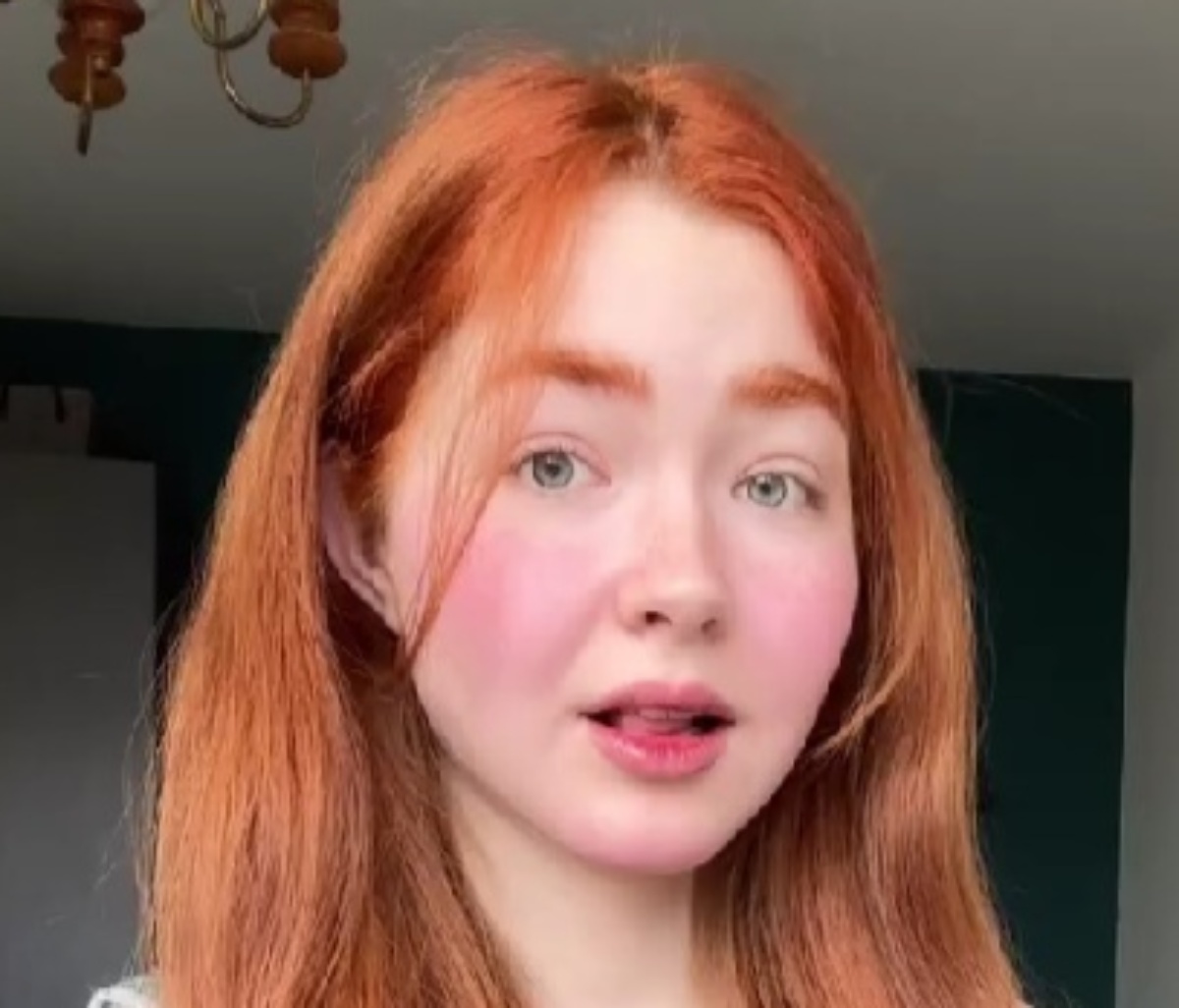 超ロングヘアを激細コテでひたすら巻き続けると……「わっ」「実写版ディズニープリンセス！」　2790万再生突破の大変身に称賛の声【海外】（1/3） | 美容 ねとらぼ