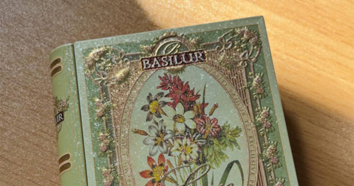 捨てられない“おしゃれな缶”→ダイソー商品でリメイクしたら……「わぁ〜」　まさかの活用法に「これ天才すぎる！」（1/2） | ライフスタイル ねとらぼ