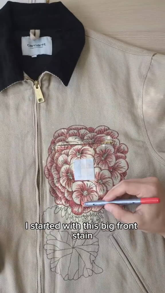 色が抜けた部分に花の絵を描く