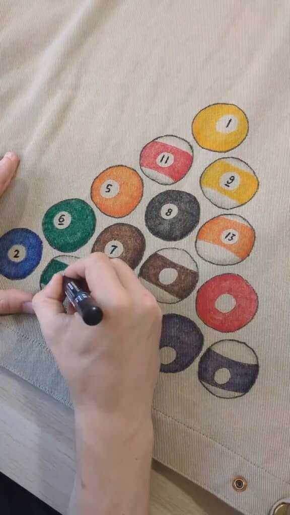 背中側にビリヤードのボールを描く