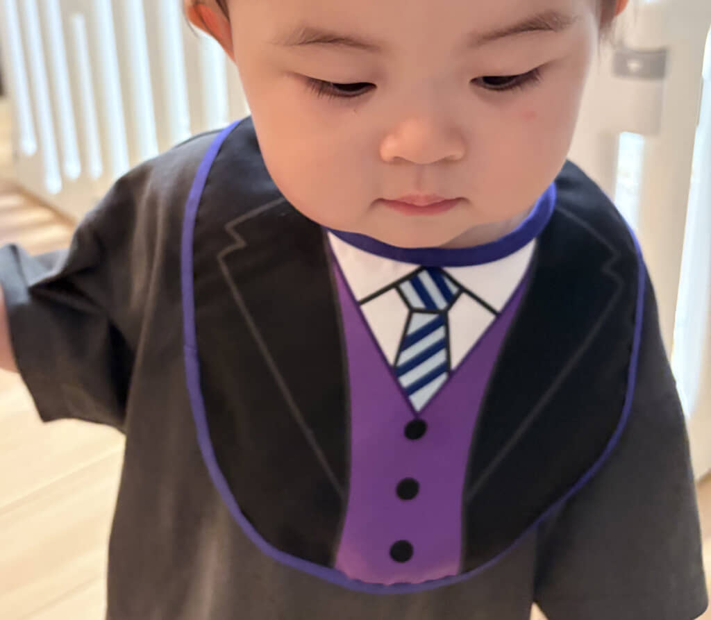 表面はかわいいスーツ風デザインですが……