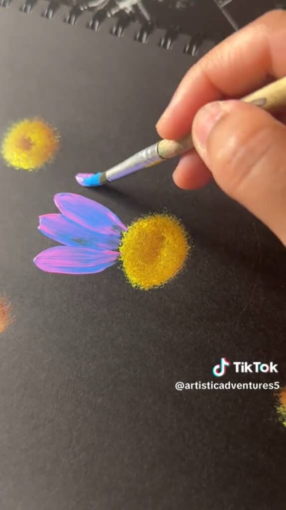 青とピンクの2色を一度に塗って花びらを描きます