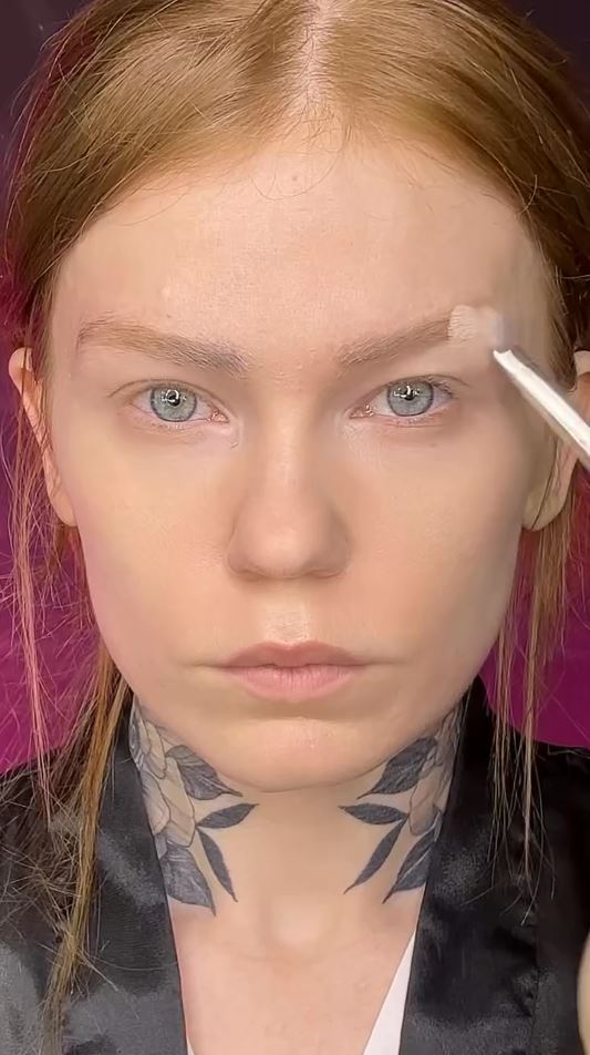 眉毛を消す様子