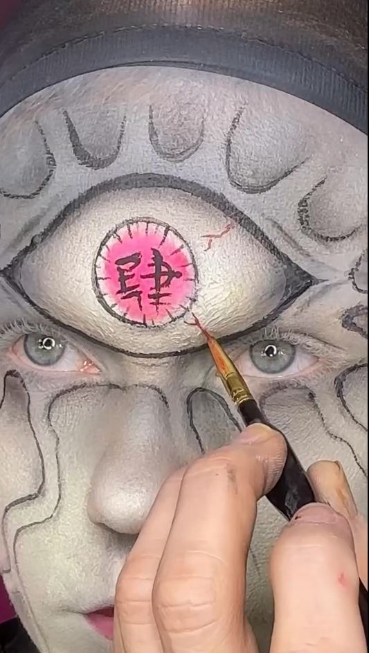 眼球を描く様子