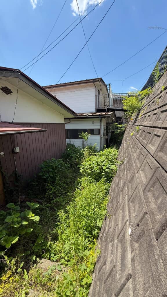 家の裏側（ビフォー）