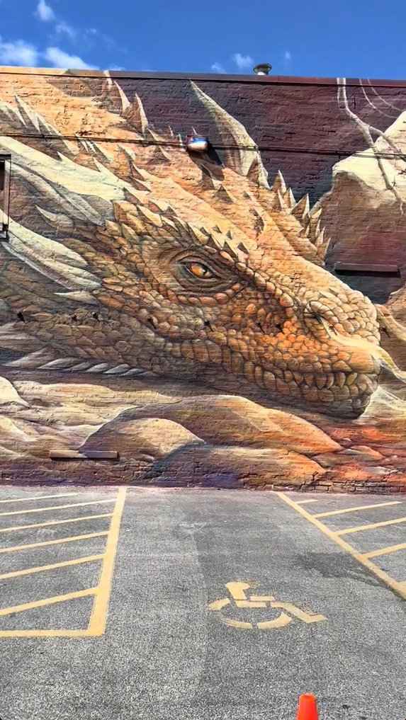 黄色のウロコ1枚1枚が描きこまれたドラゴンの壁画