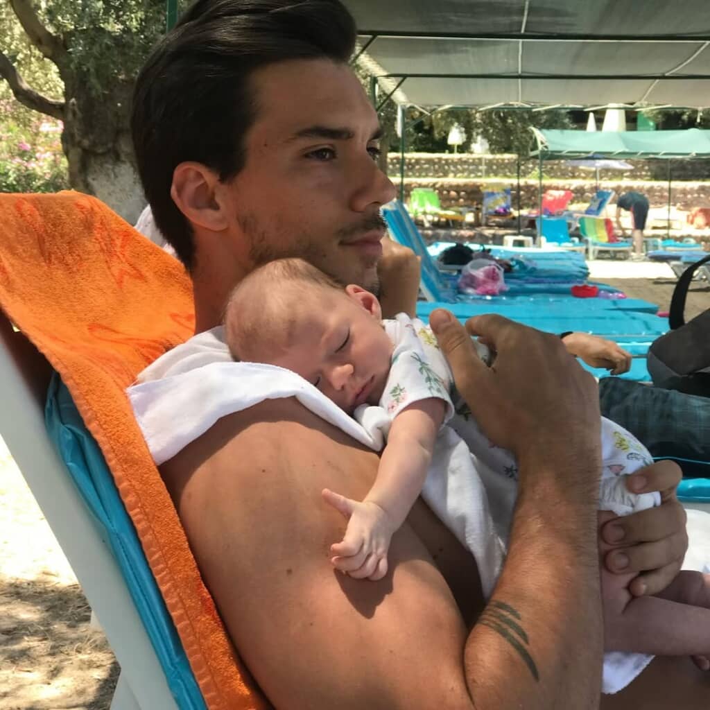 赤ちゃんを抱っこしている姿から7年後