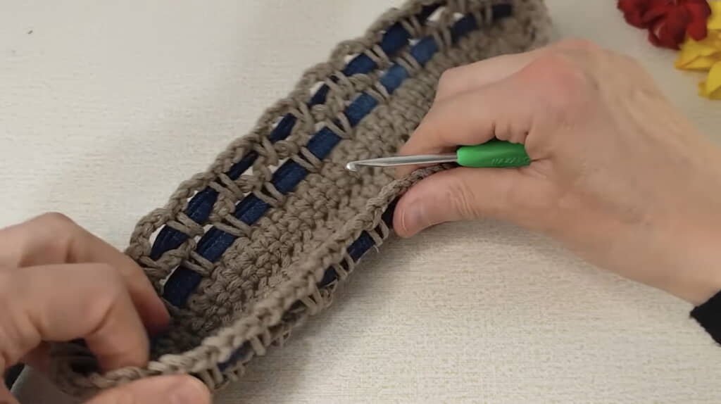 デニムひもを編み込む形でバッグの形を作っていく