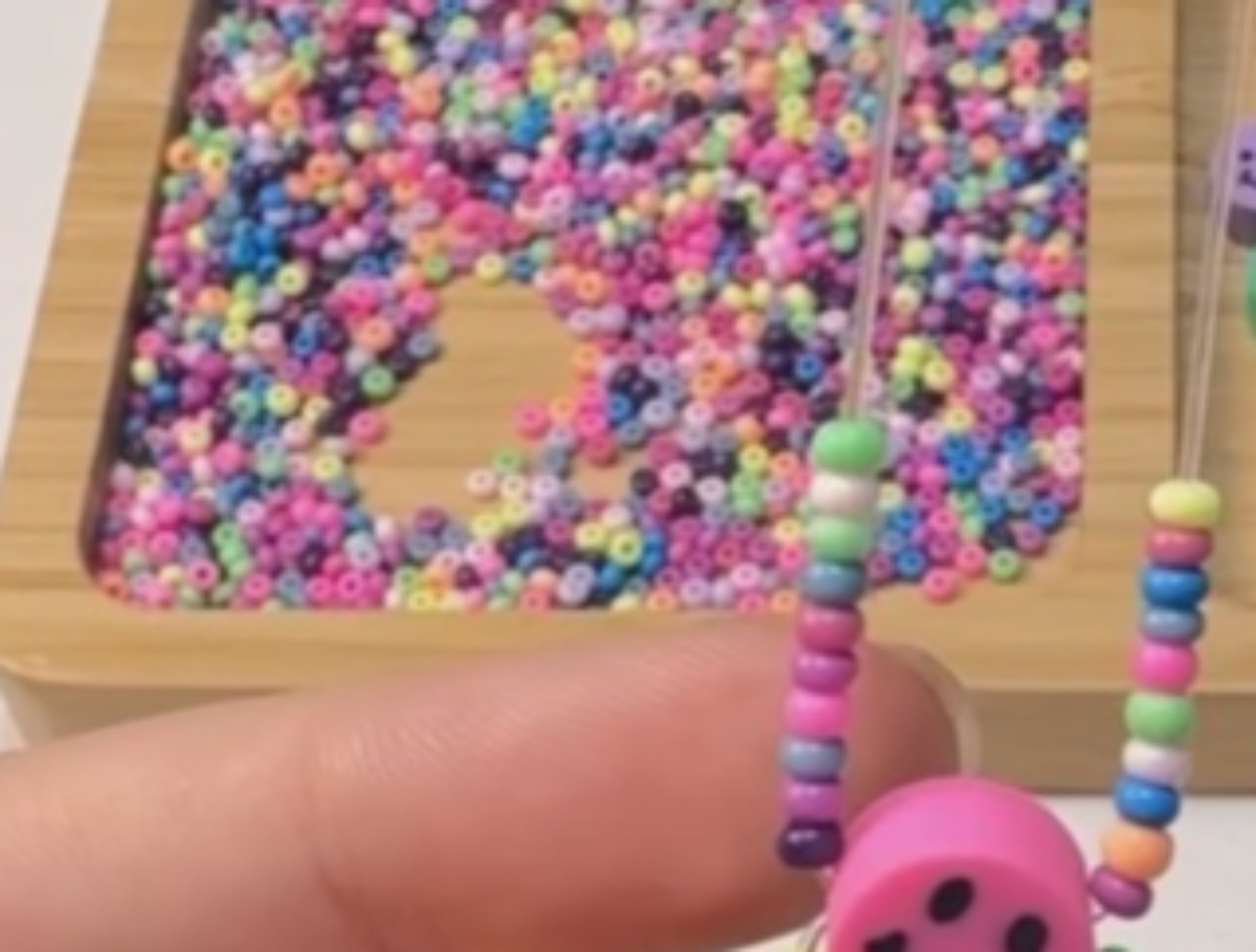 カラフルなビーズを“8の字”につなげると……「きゃー！」　夏らしさ満点のおめかしアイテムが960万再生「昔おばあちゃんが作ってくれた」【海外】（1/3） | ライフスタイル ねとらぼ