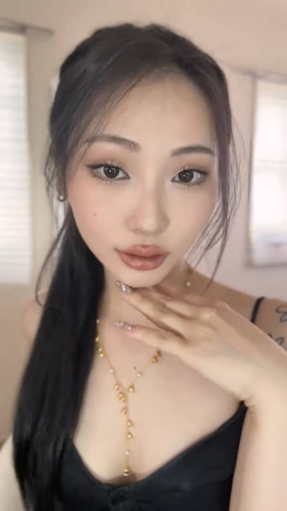 強さもかれんさも感じるメイクが完成