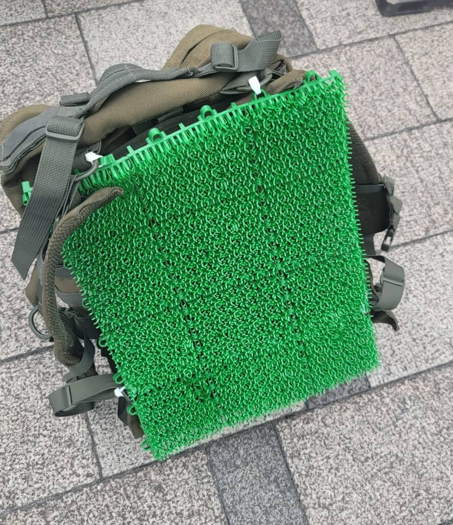 リュックの背中と接する面に取り付けた人工芝