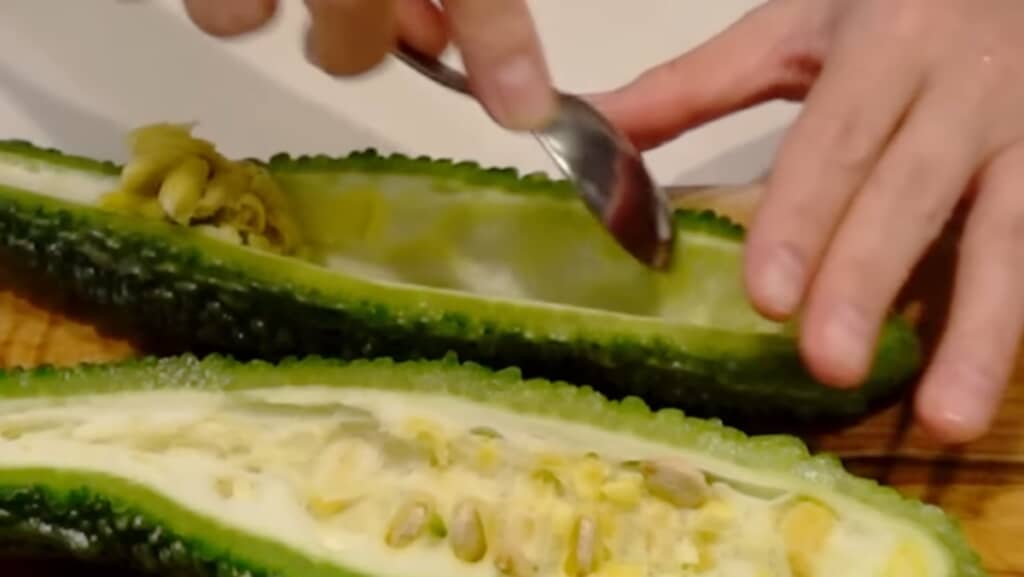 柔らかくなってるから種とワタも簡単にとれる