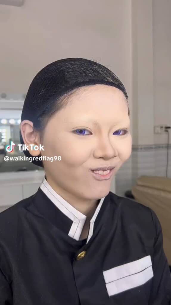 紫のカラコンを着用