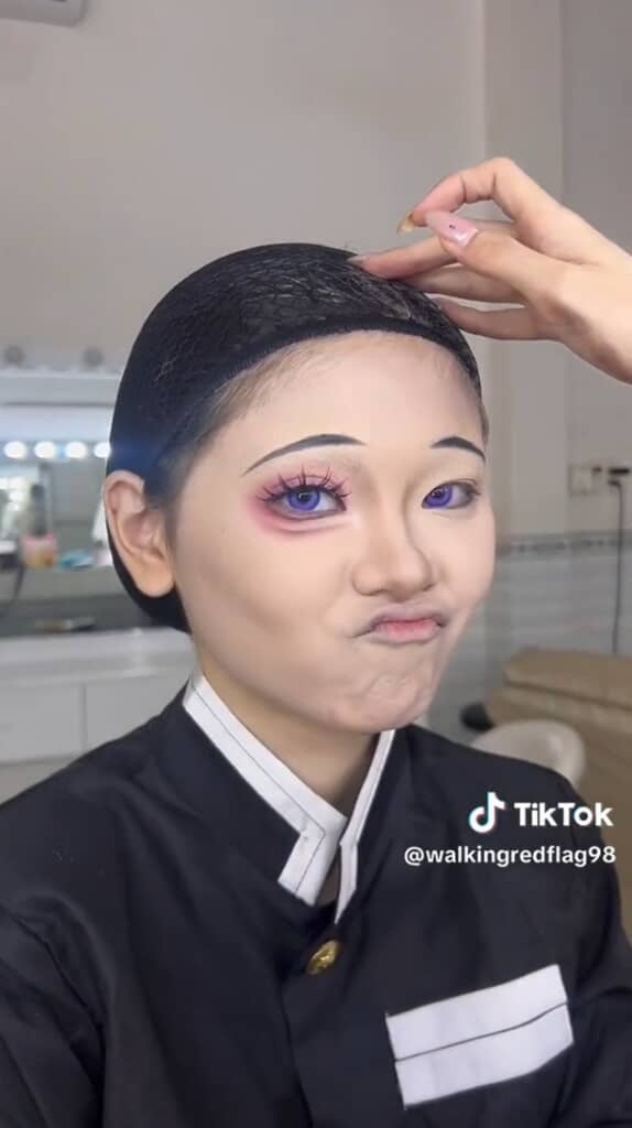 半顔だけ胡蝶しのぶのアイメイクをしています