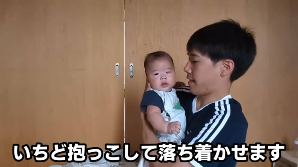 すっかり甥っ子の抱っこにも慣れた様子