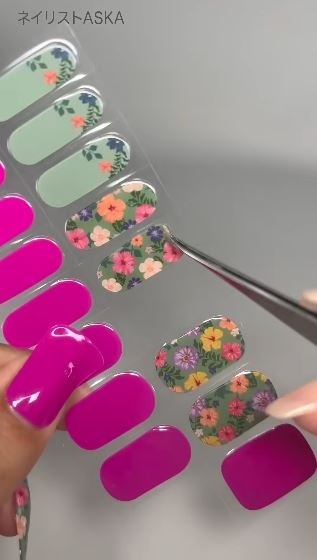 ジェルネイルシールをピンセットで剥がす