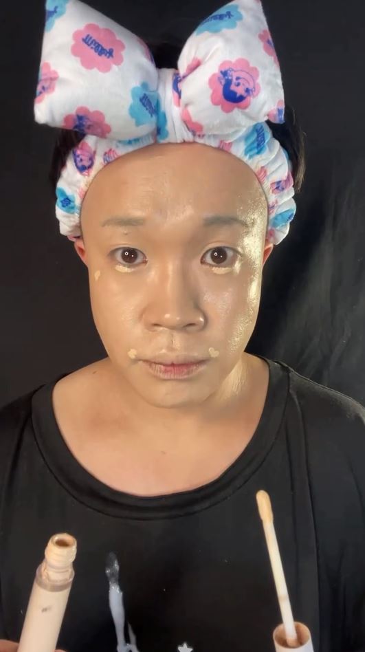 ペコちゃんのヘアバンドを着けていざメイク！