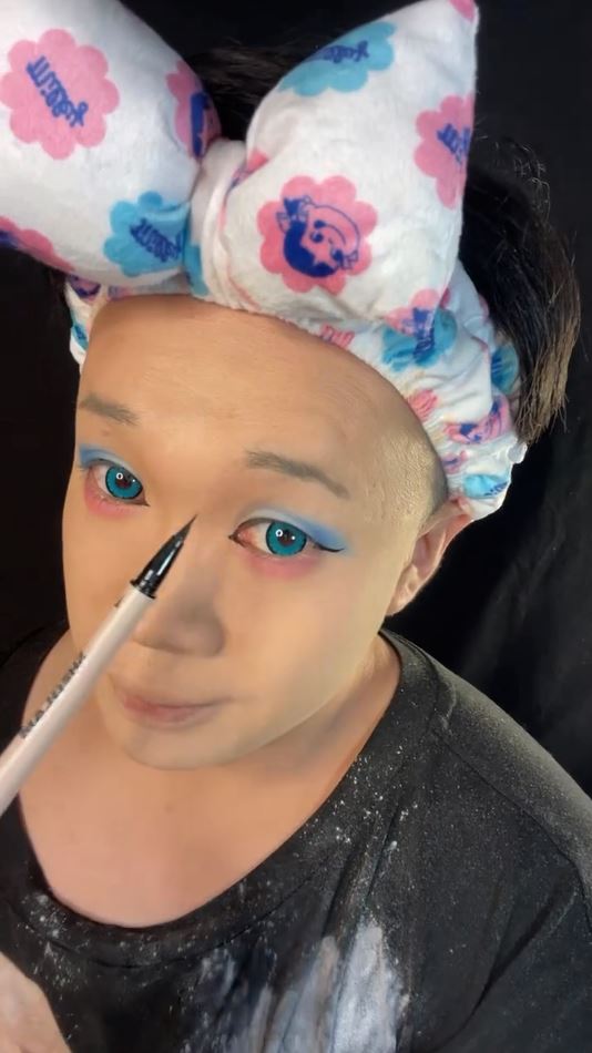 アイメイクはしっかりめに