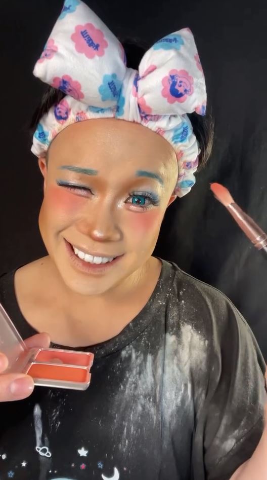 チークは2色使いで