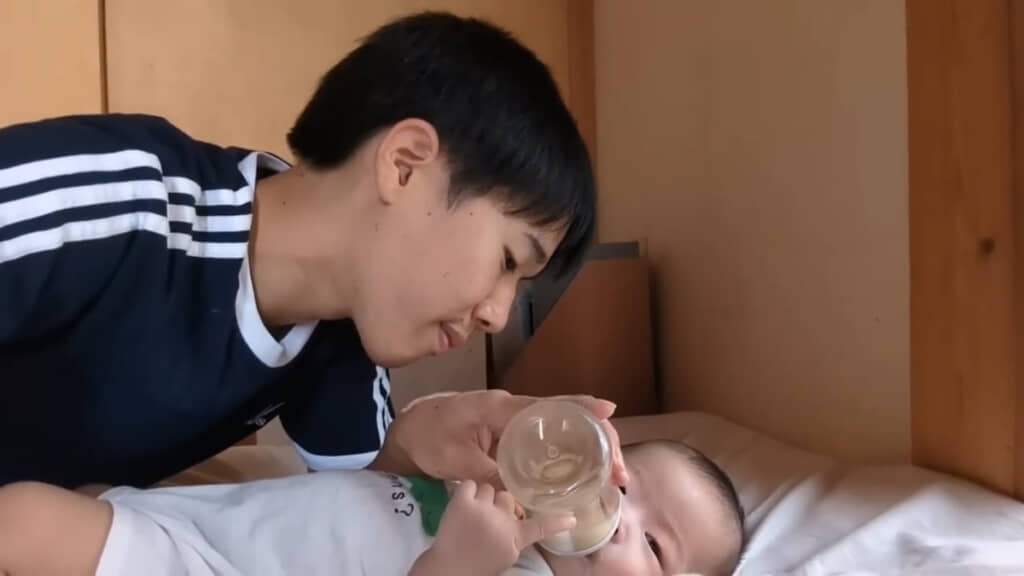 慎重に見守りながらミルクをあげます