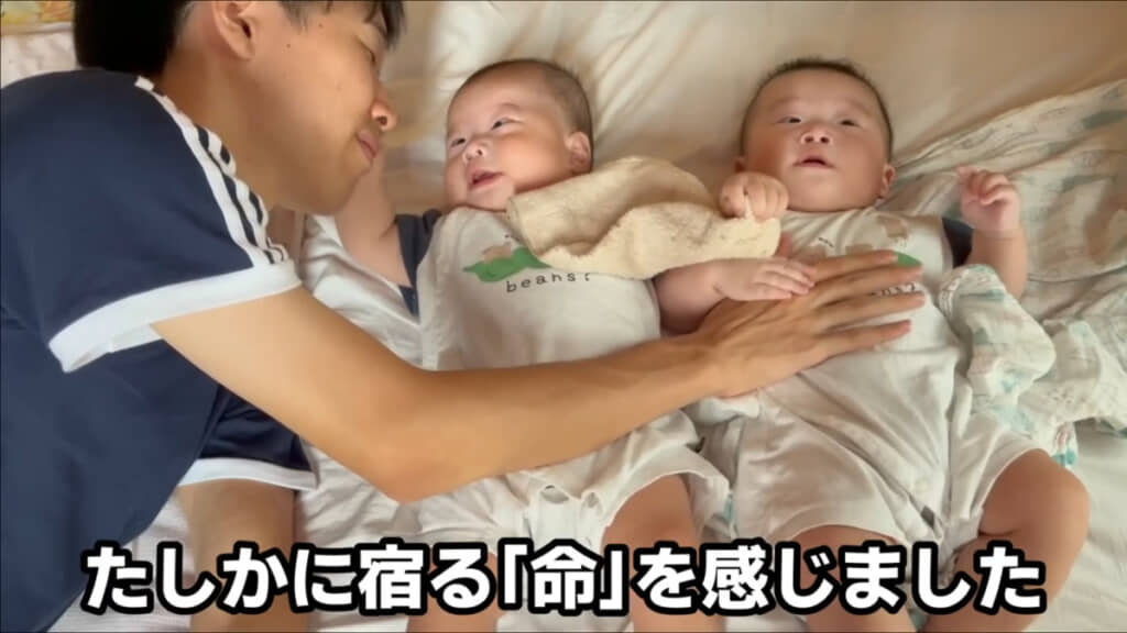 しおんくんに顔を手でイタズラされてもうれしそうなひろさんです