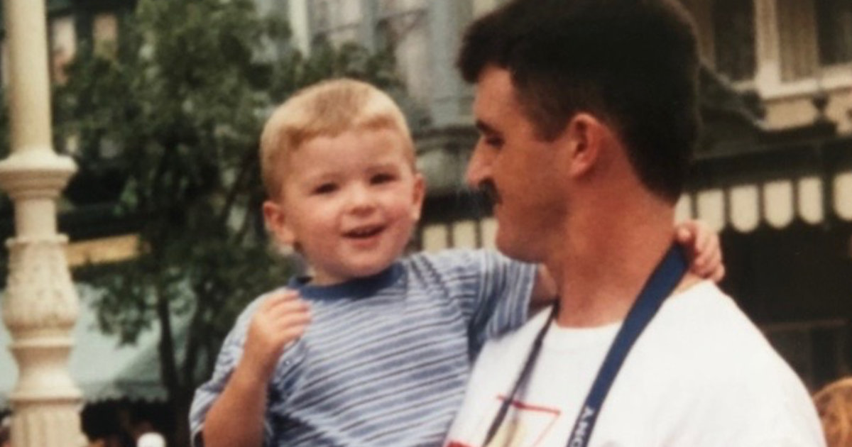 ディズニーでパパに抱っこされる息子→大人になって……「ああああ……」　同じ場所で撮影した“現在の姿”が312万再生【海外】（1/2） | ライフスタイル ねとらぼ