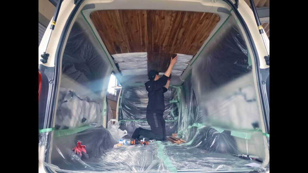 天井と床に木板を貼り付けていきます