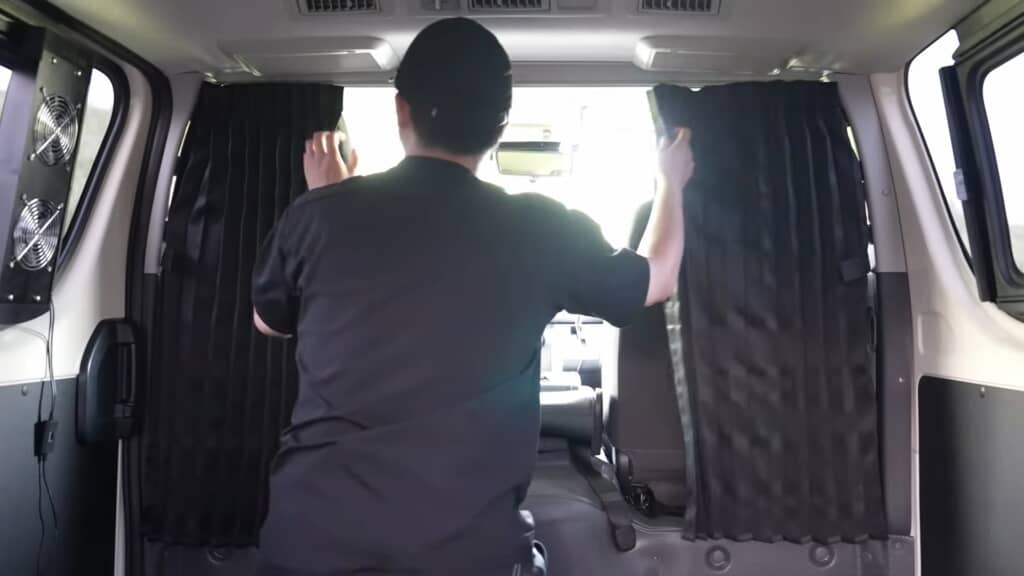 運転席の後ろにはカーテンを設置