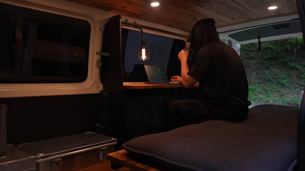 ベッドに腰掛けてデスクワーク