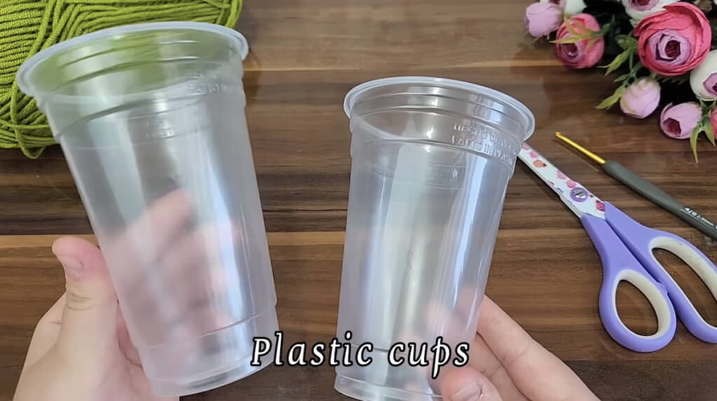 プラスチックカップと毛糸、かぎ針を用意