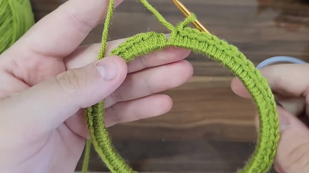 飲み口のリングを包むように編む