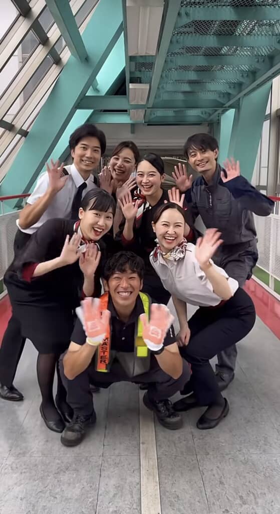 日本航空のスタッフが7人写った写真