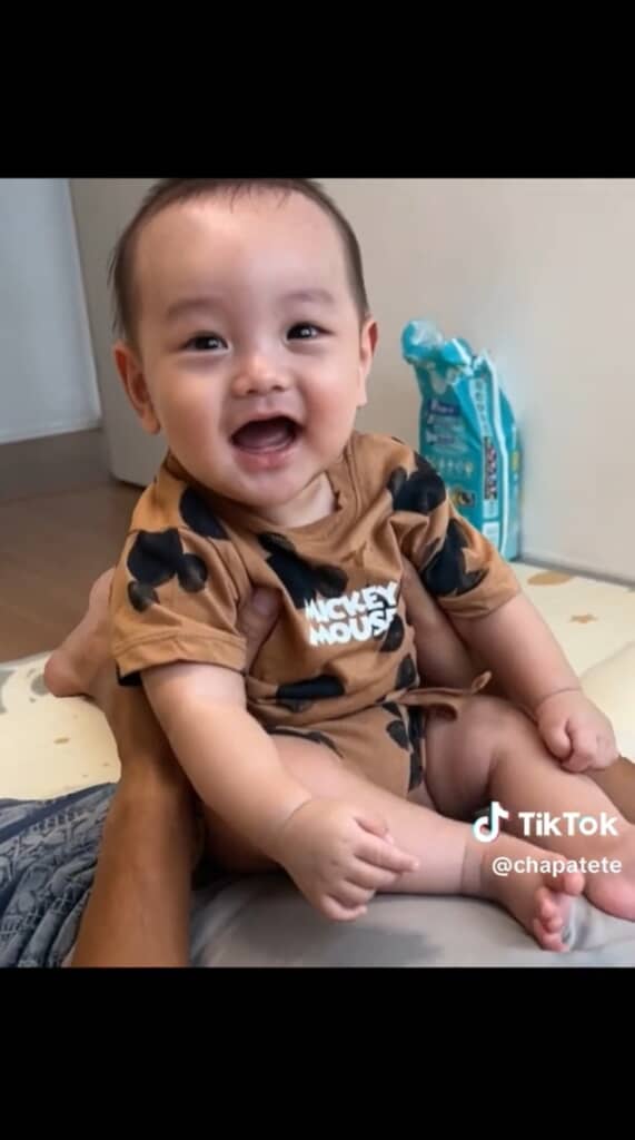 嬉しそうにカメラに向かって笑顔を見せています（アフター）