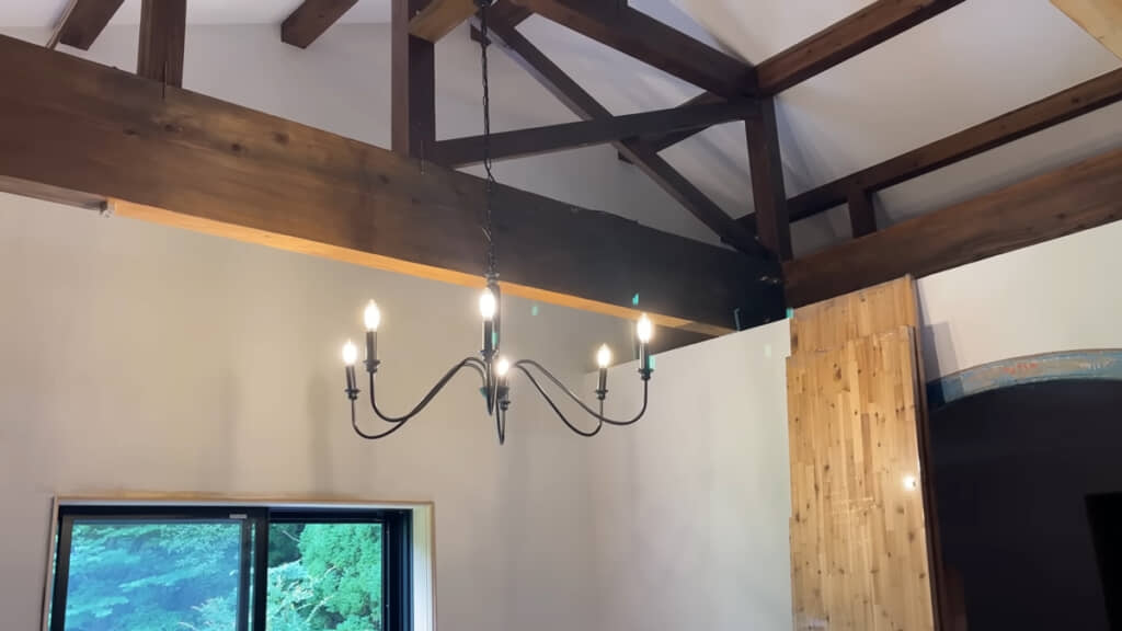 シャンデリアを取りつけました