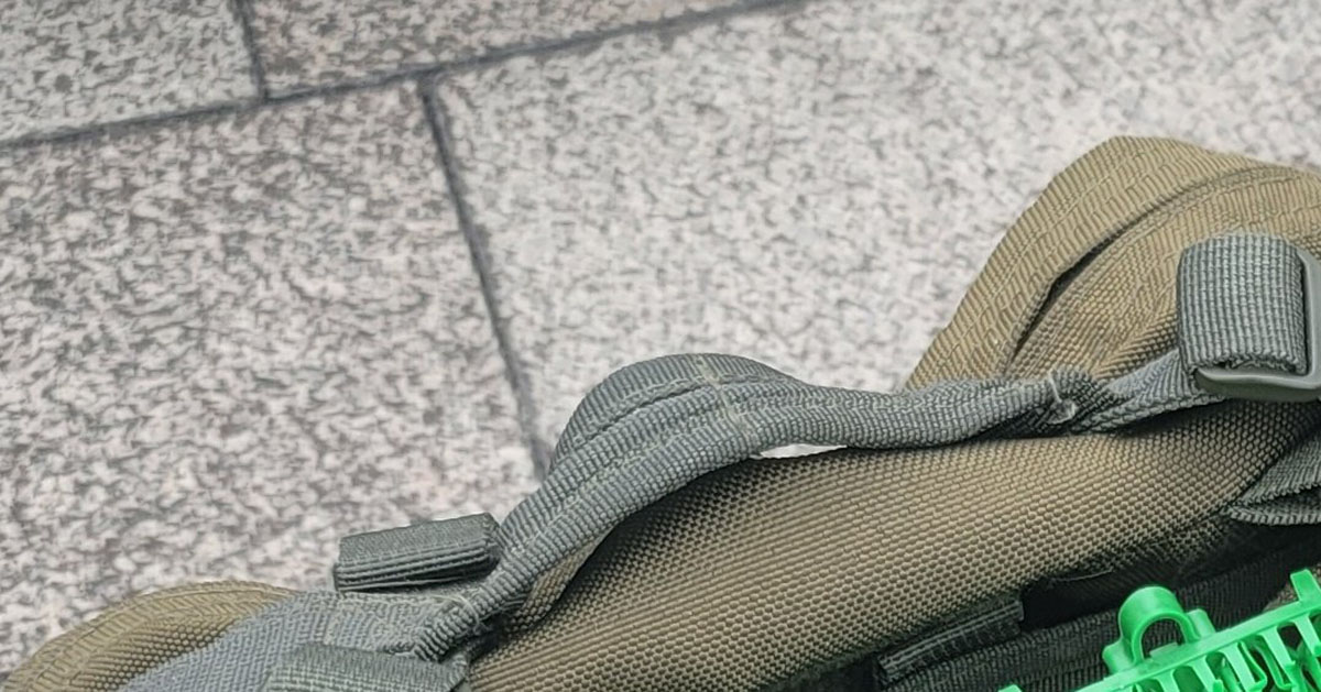 「この発想はなかった」　リュックで汗蒸れする背中→斜め上をいく対策が320万表示「天才」「これいいのよw」（1/3） | ライフハック ねとらぼ