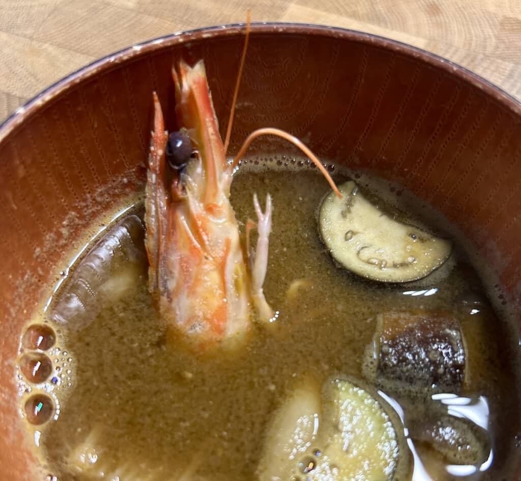 この状況でもなお明るいエビ