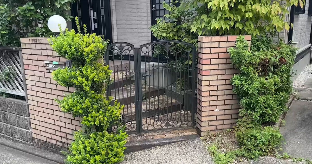 植木が生い茂ってボロボロの玄関→プロの手で……　“まるで新築”の仕上がりに感動「すごい」「すっきりした」（1/3） | リフォーム・リノベーション・DIY ねとらぼ