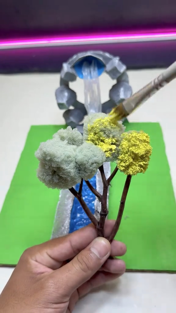 スポンジに着色して木を作る