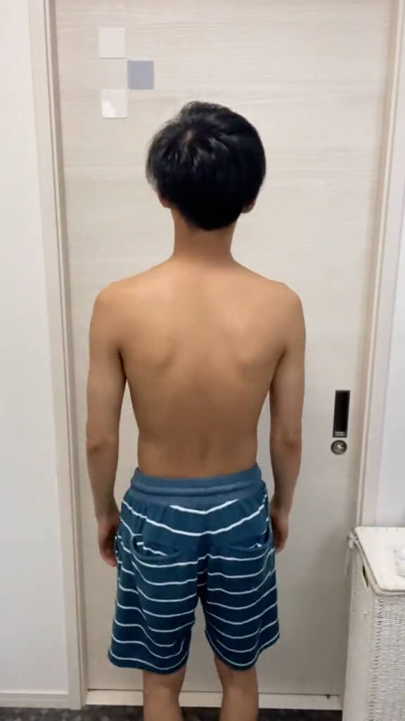 筋トレに励む前のゆうじんさんの背中