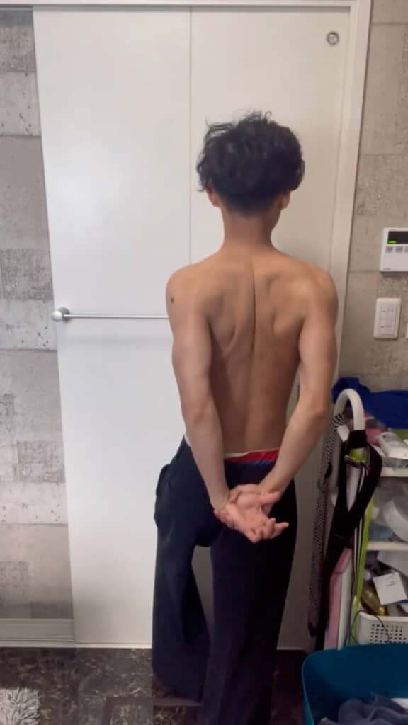 背中も別人みたい