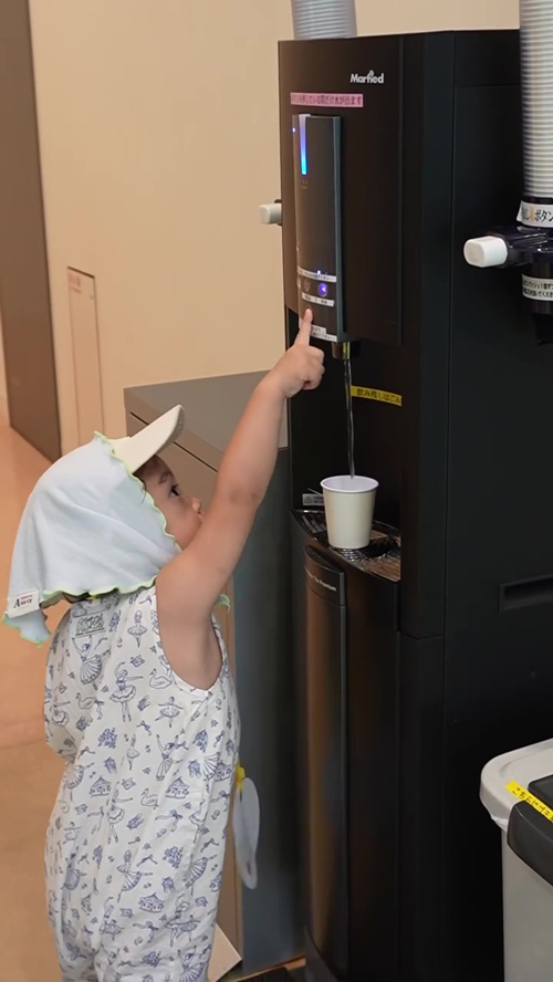 水を注いでくれる1歳息子