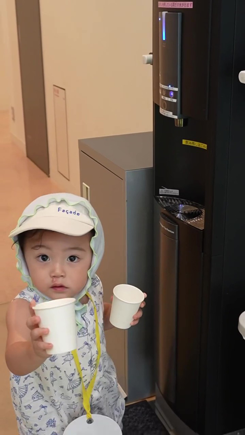 水を注いでくれる1歳息子