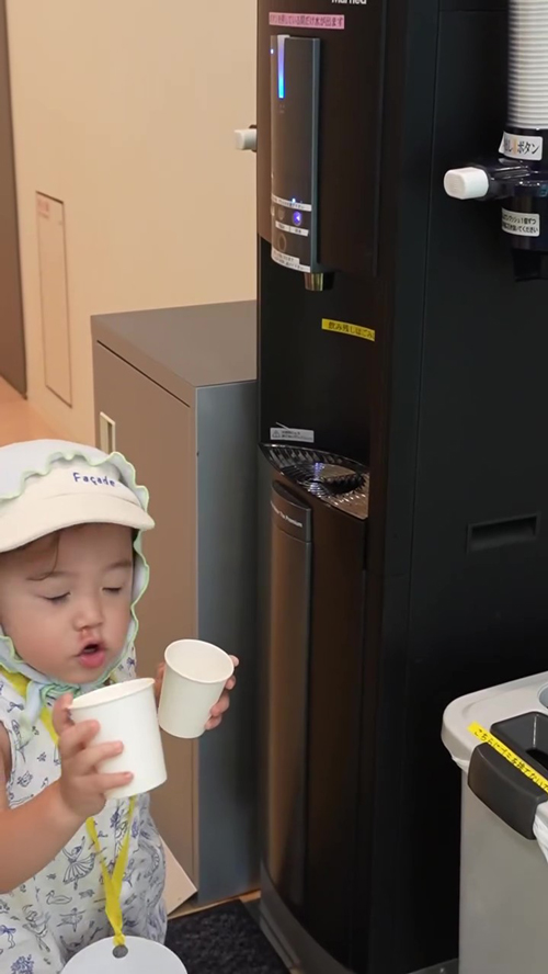 水を注いでくれる1歳息子