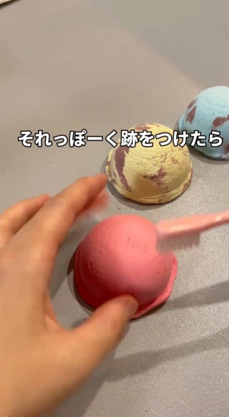 歯ブラシでアイスっぽく模様を付けます