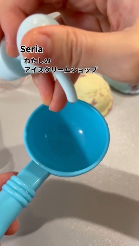 ディッシャーにベビーオイルを垂らします