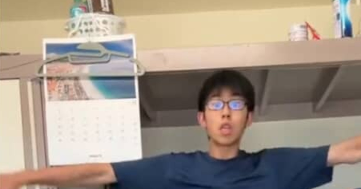 阪大生が自撮りで“連続ポーズ”→組み合わせた瞬間……　300万表示のシュールすぎる光景に「くだらなくて好き」「天才だ」（1/3） | ライフスタイル ねとらぼ