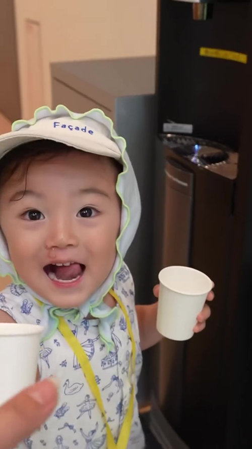 水を注いでくれる1歳息子