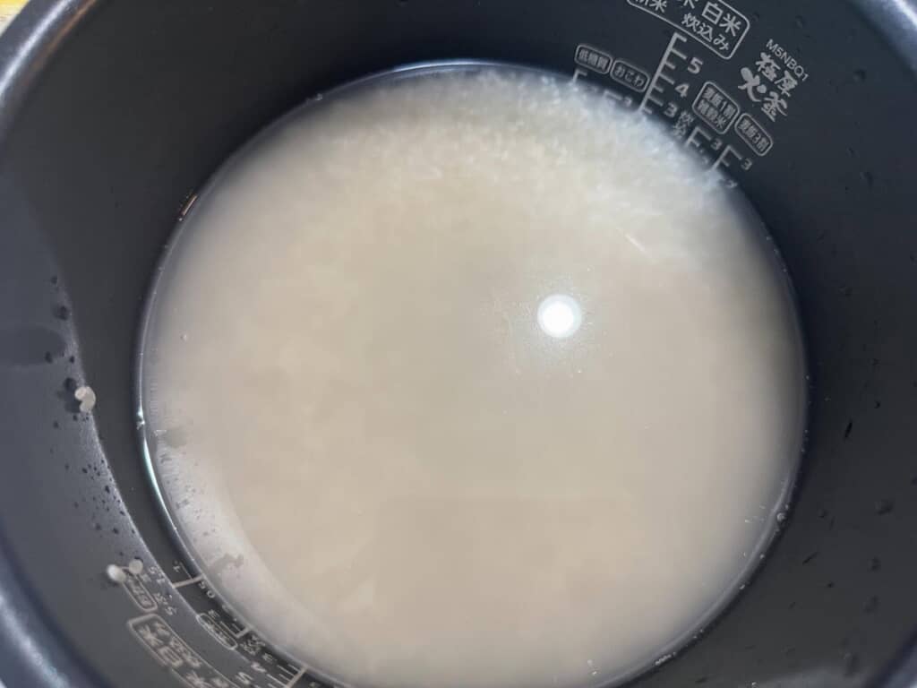 何合炊飯器に入れたっけ……？