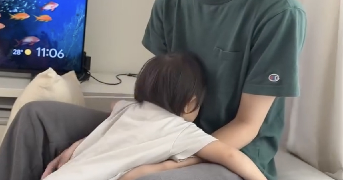 1歳妹、大好きな18歳兄に抱き着いて……「おいやめろw」　“真の目的”が420万再生「なんてかわいい策士」「メッチャきゅんきゅんする」（1/2） | ライフスタイル ねとらぼ