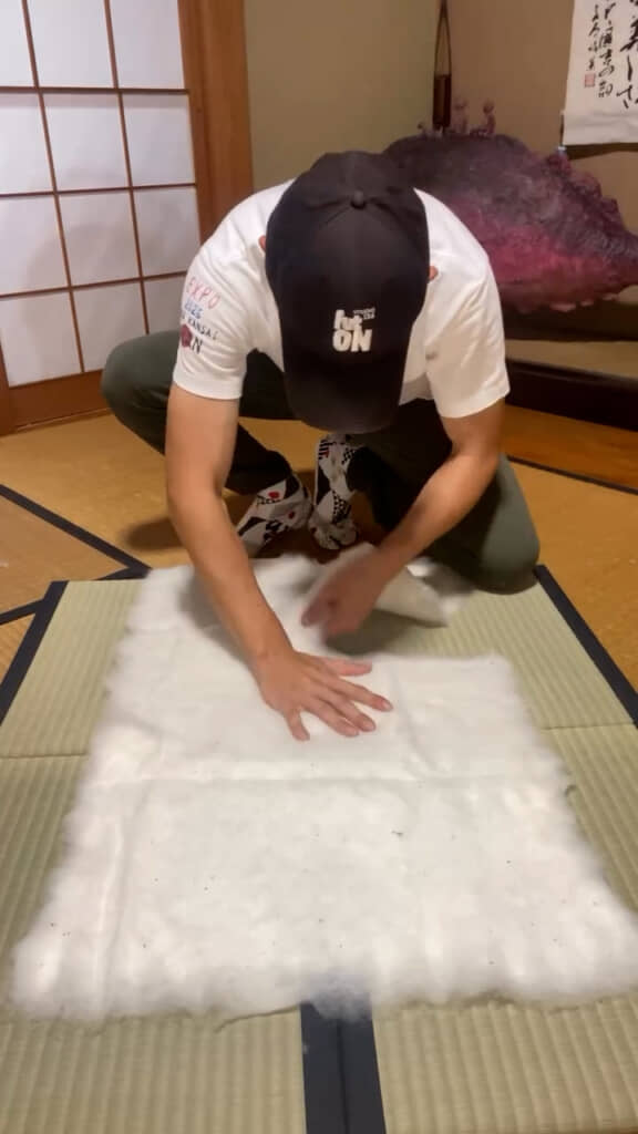 綿をちぎっては重ねていく